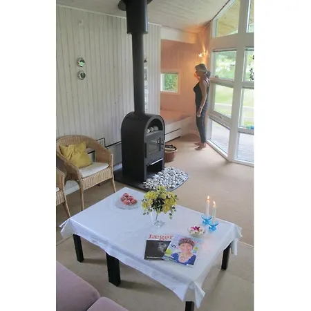 2 Bedroom Pet Friendly In Grenaa Holiday home Stokkebro